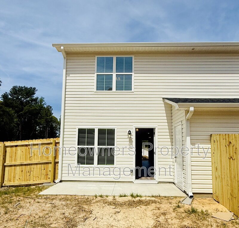 Newly constructed townhouse Charming 3-Bed Townhouse on King Road – Spacious Living with 2.5 Baths in Fayetteville! property image