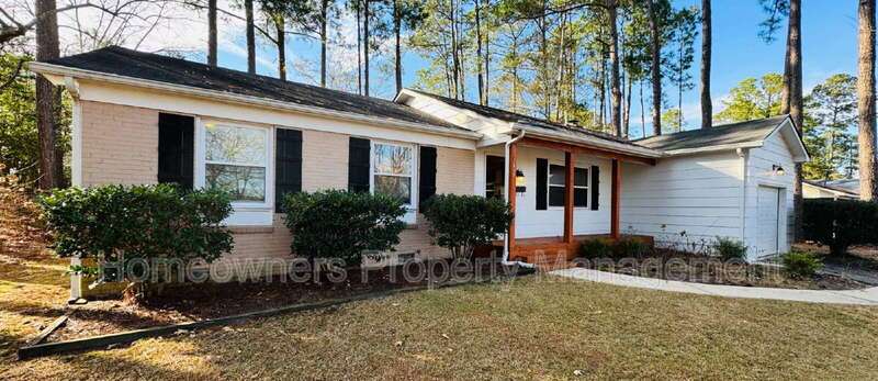 Charming 3-Bedroom Oasis with Fireplace & Hardwood Floors – 1625 Van Buren Ave, Fayetteville property image