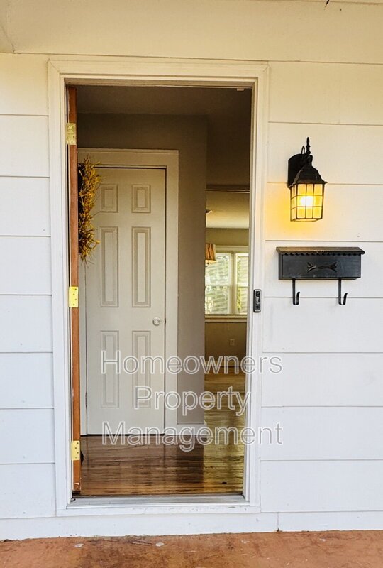 Charming 3-Bedroom Oasis with Fireplace & Hardwood Floors – 1625 Van Buren Ave, Fayetteville property image