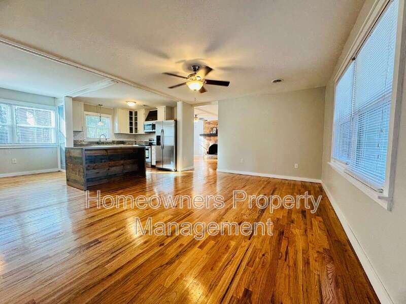 Charming 3-Bedroom Oasis with Fireplace & Hardwood Floors – 1625 Van Buren Ave, Fayetteville property image