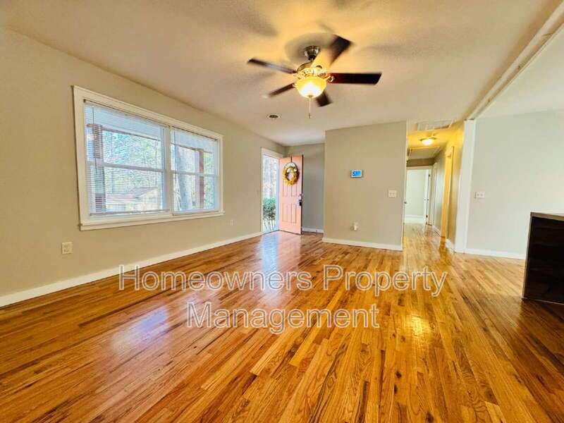 Charming 3-Bedroom Oasis with Fireplace & Hardwood Floors – 1625 Van Buren Ave, Fayetteville property image