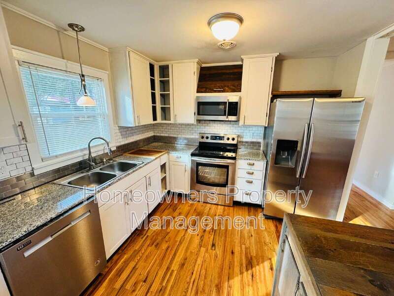 Charming 3-Bedroom Oasis with Fireplace & Hardwood Floors – 1625 Van Buren Ave, Fayetteville property image