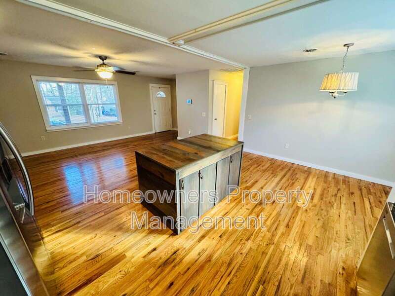 Charming 3-Bedroom Oasis with Fireplace & Hardwood Floors – 1625 Van Buren Ave, Fayetteville property image