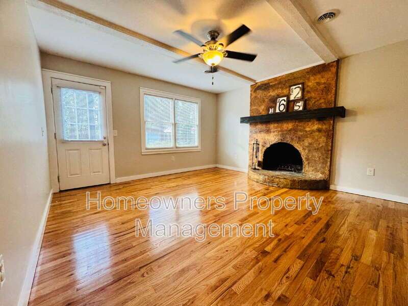 Charming 3-Bedroom Oasis with Fireplace & Hardwood Floors – 1625 Van Buren Ave, Fayetteville property image