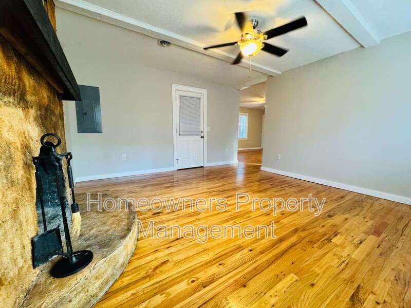 Charming 3-Bedroom Oasis with Fireplace & Hardwood Floors – 1625 Van Buren Ave, Fayetteville property image