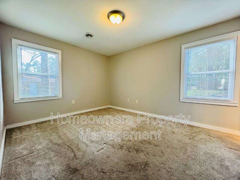 Charming 3-Bedroom Oasis with Fireplace & Hardwood Floors – 1625 Van Buren Ave, Fayetteville property image