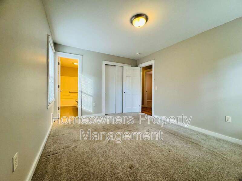 Charming 3-Bedroom Oasis with Fireplace & Hardwood Floors – 1625 Van Buren Ave, Fayetteville property image