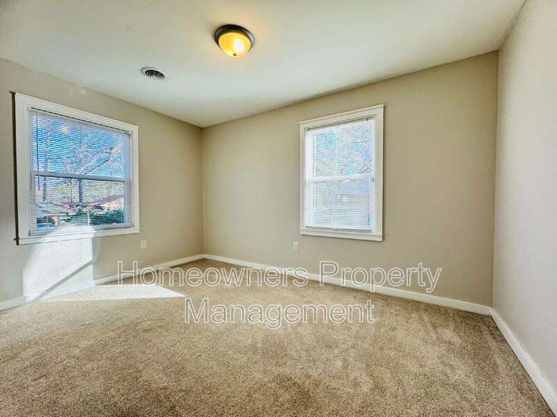 Charming 3-Bedroom Oasis with Fireplace & Hardwood Floors – 1625 Van Buren Ave, Fayetteville property image