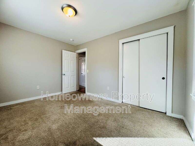 Charming 3-Bedroom Oasis with Fireplace & Hardwood Floors – 1625 Van Buren Ave, Fayetteville property image
