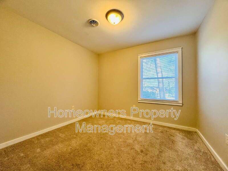 Charming 3-Bedroom Oasis with Fireplace & Hardwood Floors – 1625 Van Buren Ave, Fayetteville property image