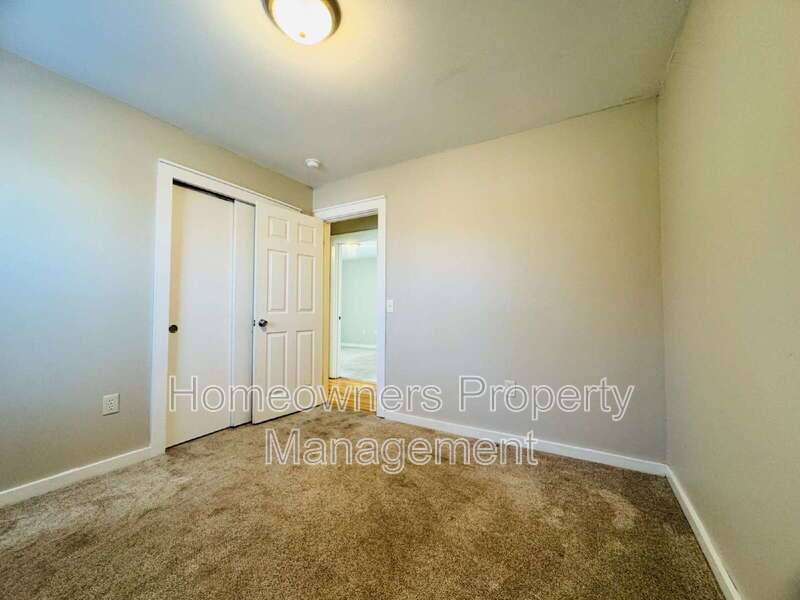 Charming 3-Bedroom Oasis with Fireplace & Hardwood Floors – 1625 Van Buren Ave, Fayetteville property image