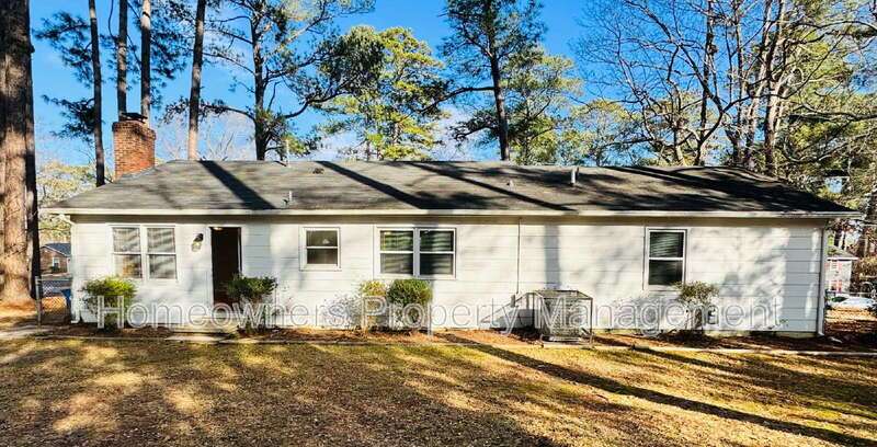 Charming 3-Bedroom Oasis with Fireplace & Hardwood Floors – 1625 Van Buren Ave, Fayetteville property image