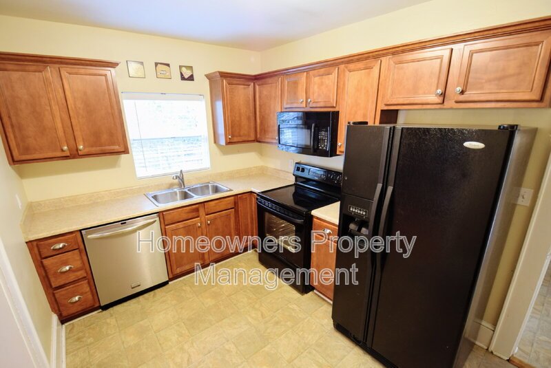 Charming 3-Bedroom Home with Gleaming Hardwood Floors in Fayetteville – Your Cozy Retreat Awaits! property image
