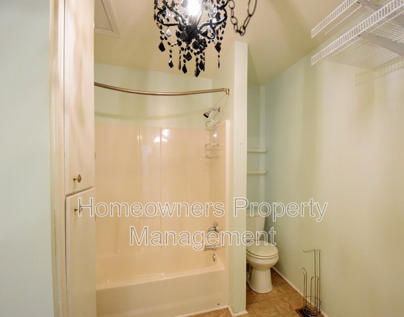 Charming 3-Bedroom Home with Gleaming Hardwood Floors in Fayetteville – Your Cozy Retreat Awaits! property image