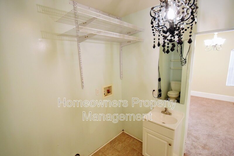 Charming 3-Bedroom Home with Gleaming Hardwood Floors in Fayetteville – Your Cozy Retreat Awaits! property image