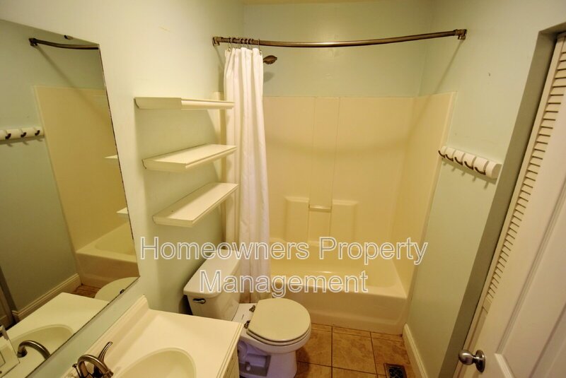 Charming 3-Bedroom Home with Gleaming Hardwood Floors in Fayetteville – Your Cozy Retreat Awaits! property image