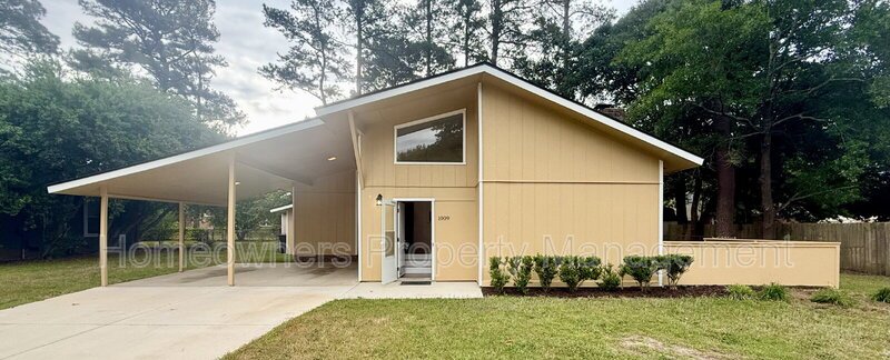 Charming 3-Bed, 2-Bath Haven at 1009 Louisburg Place, Fayetteville! property image