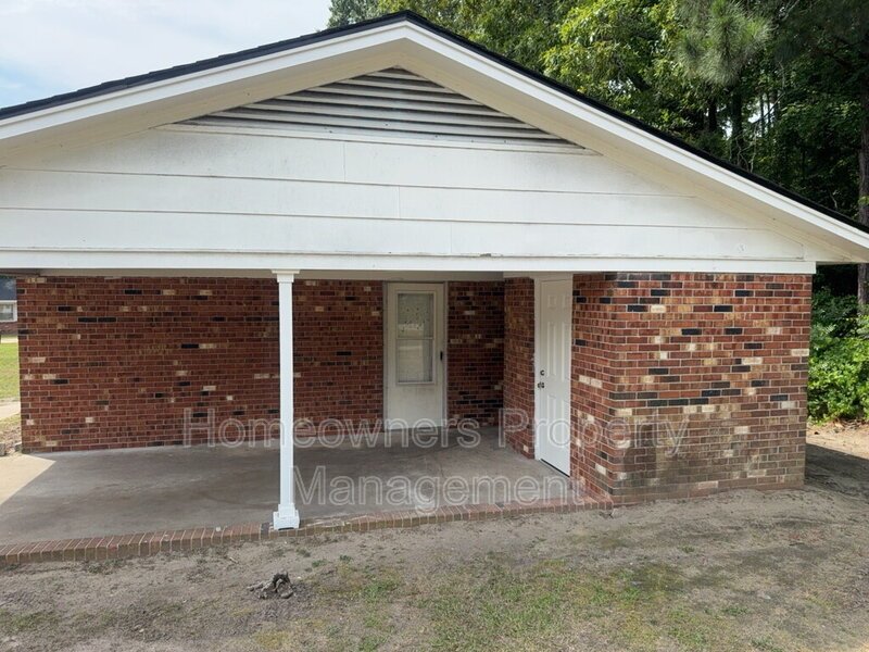 Great 3-Bedroom Oasis with 2 Full Baths in Fayetteville's Prime Location – Your Perfect Home Awaits at 4736 Rosehill Rd! *** 2 weeks free off the first month's rent.*** property image
