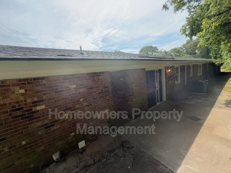 Great 3-Bedroom Oasis with 2 Full Baths in Fayetteville's Prime Location – Your Perfect Home Awaits at 4736 Rosehill Rd! *** 2 weeks free off the first month's rent.*** property image