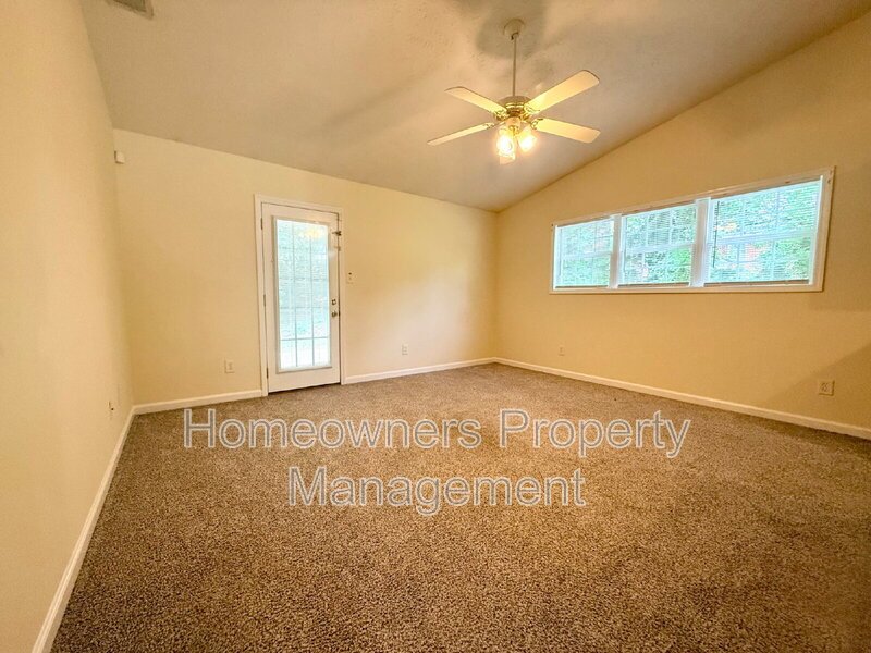 Charming 2-Bed Apartment at 522 Longview Dr – Cozy Living in Fayetteville! property image