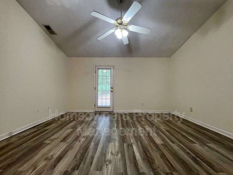 Charming 2-Bed Apartment at 522 Longview Dr – Cozy Living in Fayetteville! property image