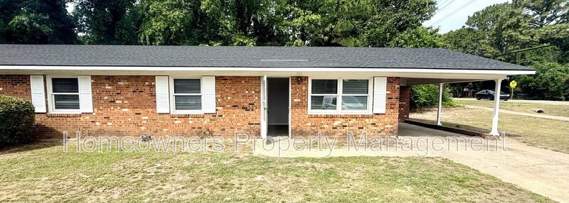 *** 2 weeks free off the first month's rent.***
Charming 3-Bed Retreat with Modern Comforts on Rosehill Rd, Fayetteville! property image