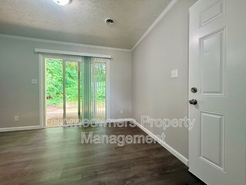 *** 2 weeks free off the first month's rent.***
Charming 3-Bed Retreat with Modern Comforts on Rosehill Rd, Fayetteville! property image