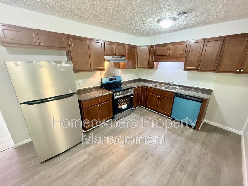 *** 2 weeks free off the first month's rent.***
Charming 3-Bed Retreat with Modern Comforts on Rosehill Rd, Fayetteville! property image