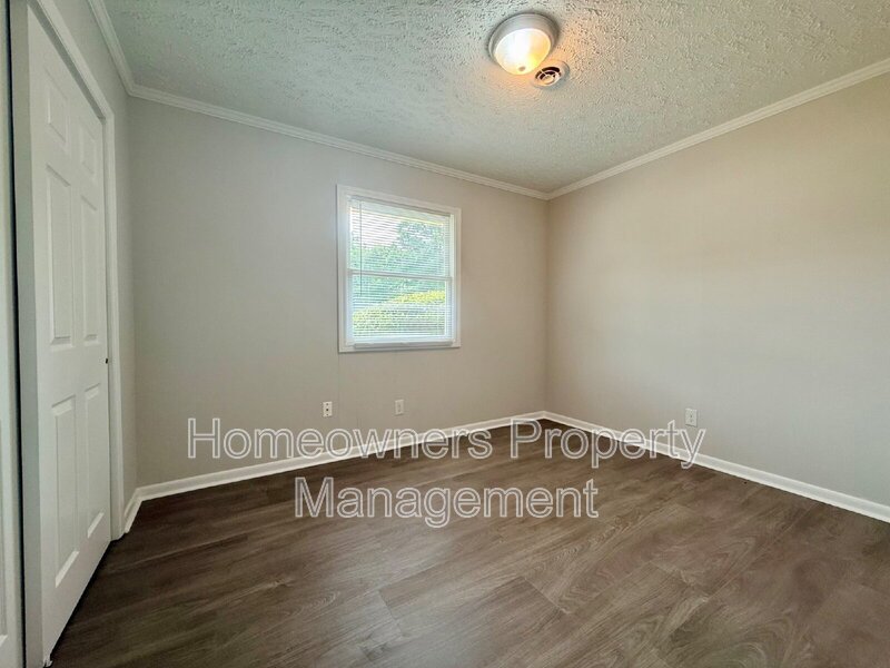 *** 2 weeks free off the first month's rent.***
Charming 3-Bed Retreat with Modern Comforts on Rosehill Rd, Fayetteville! property image