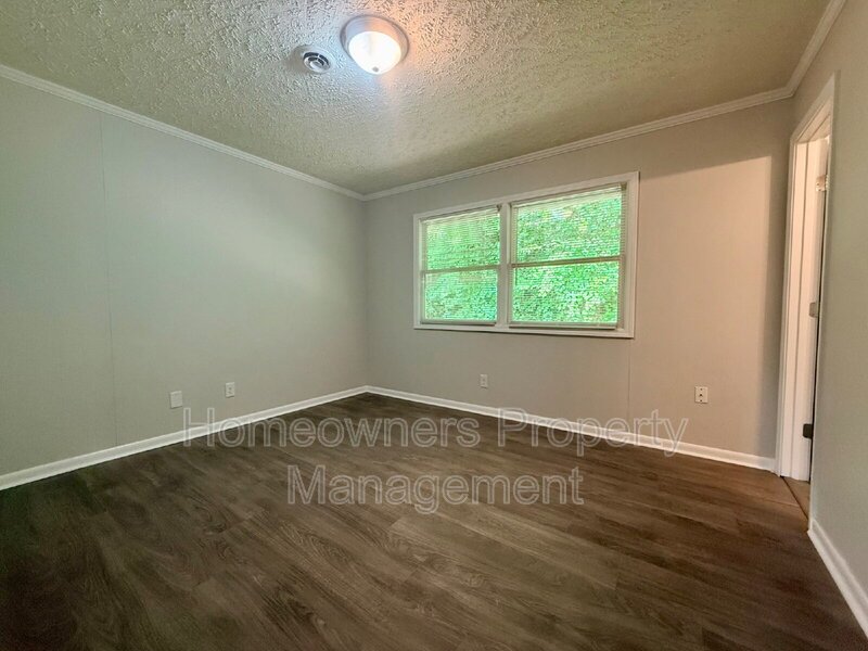 *** 2 weeks free off the first month's rent.***
Charming 3-Bed Retreat with Modern Comforts on Rosehill Rd, Fayetteville! property image