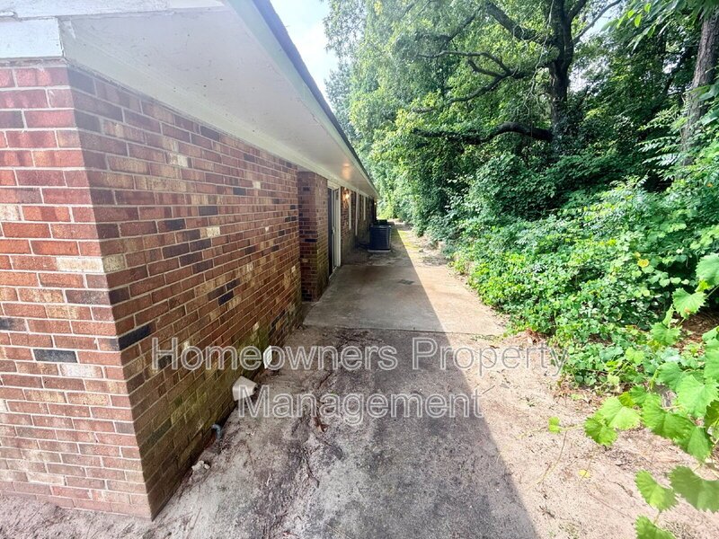 *** 2 weeks free off the first month's rent.***
Charming 3-Bed Retreat with Modern Comforts on Rosehill Rd, Fayetteville! property image