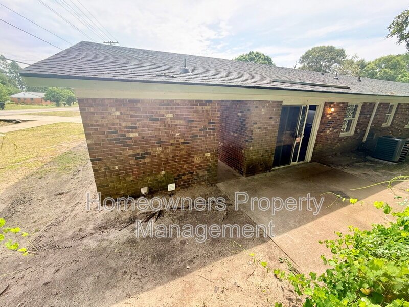 *** 2 weeks free off the first month's rent.***
Charming 3-Bed Retreat with Modern Comforts on Rosehill Rd, Fayetteville! property image