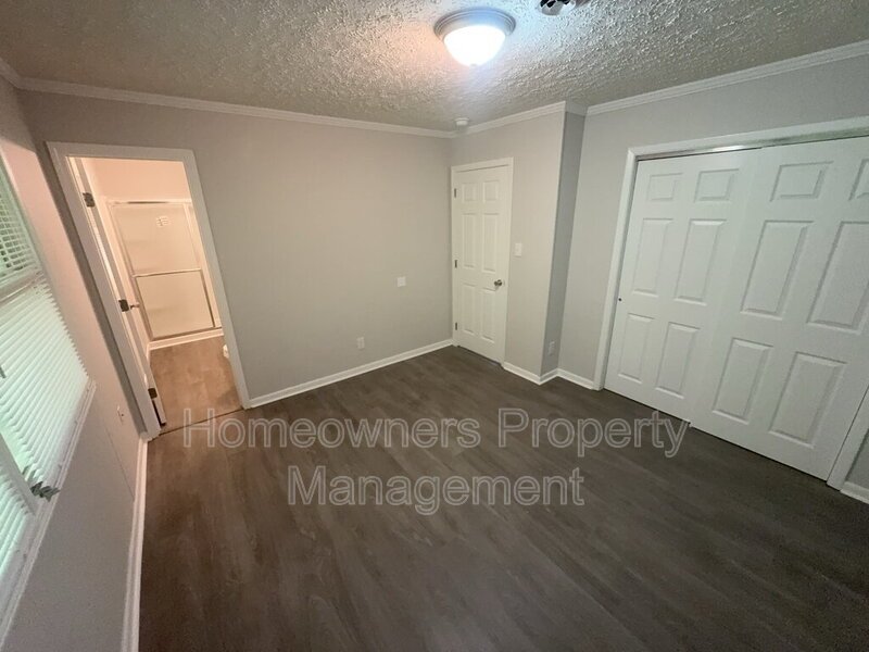 *** 2 weeks free off the first month's rent.***
Charming 3-Bed Retreat with Modern Comforts on Rosehill Rd, Fayetteville! property image