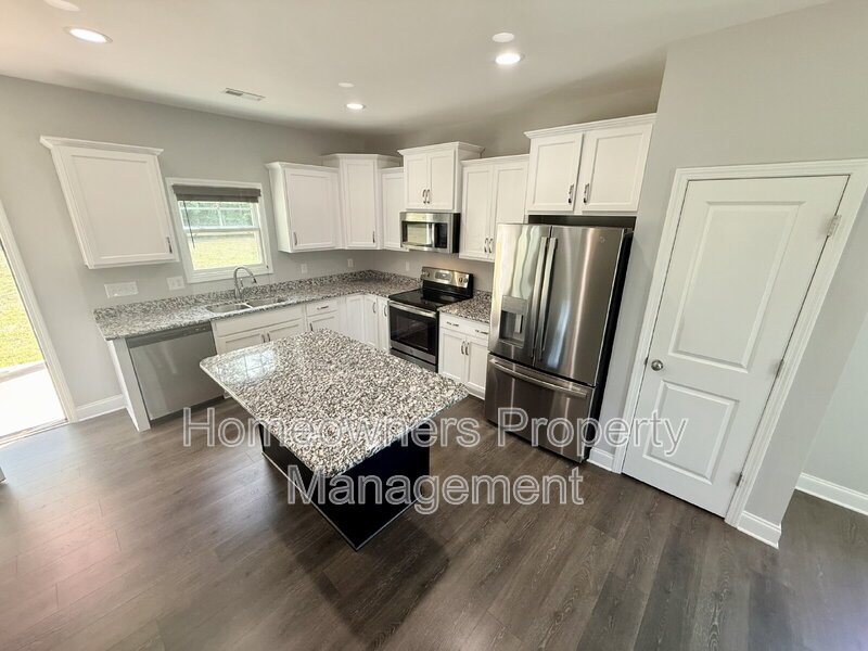 Amazing 3-Bed Oasis with 2.5 Baths in Spring Lake – 1511 Sq Ft of Comfort at 580 Hayes Road!