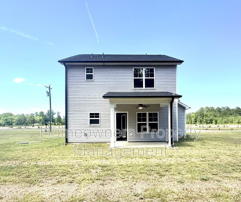 Amazing 3-Bed Oasis with 2.5 Baths in Spring Lake – 1511 Sq Ft of Comfort at 580 Hayes Road!