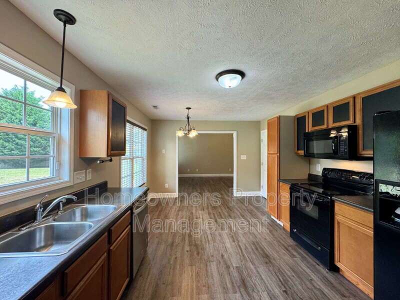 Great 3-Bed, 2-Bath Home at 230 Hunters Creek Dr, Raeford – Perfect Blend of Comfort & Style! property image