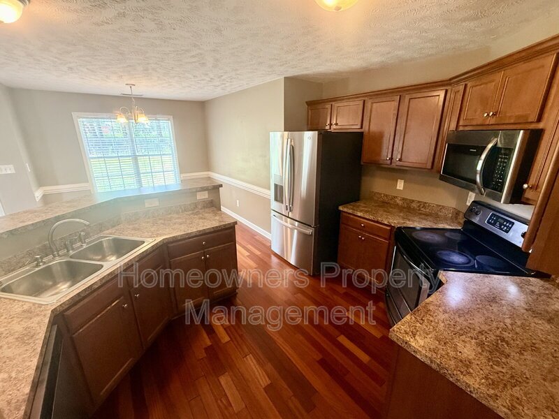 Spacious 4-Bedroom Haven in Fayetteville - 2070 Sq Ft of Comfort at 4926 Yorkchester Dr! property image