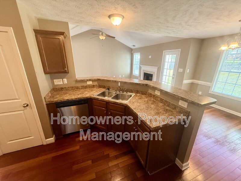 Spacious 4-Bedroom Haven in Fayetteville - 2070 Sq Ft of Comfort at 4926 Yorkchester Dr! property image