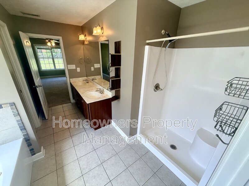 Spacious 4-Bedroom Haven in Fayetteville - 2070 Sq Ft of Comfort at 4926 Yorkchester Dr! property image