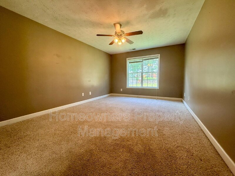 Spacious 4-Bedroom Haven in Fayetteville - 2070 Sq Ft of Comfort at 4926 Yorkchester Dr! property image