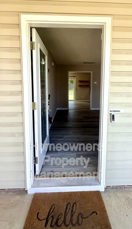 Welcome to 81 Essex Ct W, Sanford - Beautiful 3-Bedroom Home with a Huge Fenced Yard! property image