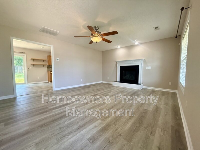Welcome to 81 Essex Ct W, Sanford - Beautiful 3-Bedroom Home with a Huge Fenced Yard! property image