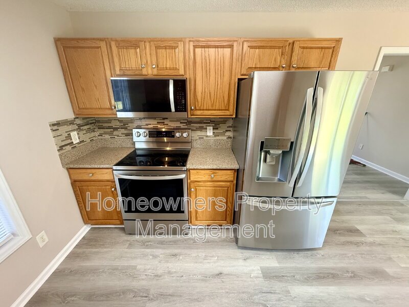 Welcome to 81 Essex Ct W, Sanford - Beautiful 3-Bedroom Home with a Huge Fenced Yard! property image