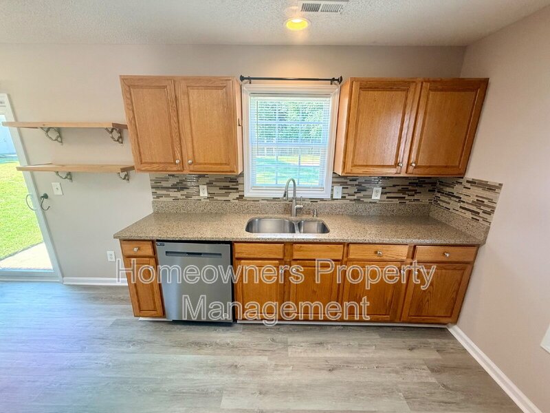 Welcome to 81 Essex Ct W, Sanford - Beautiful 3-Bedroom Home with a Huge Fenced Yard! property image