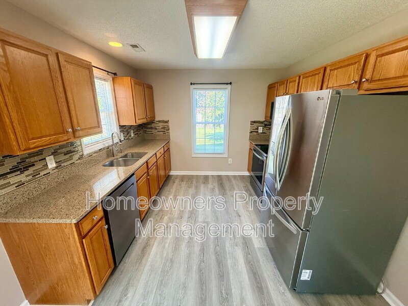 Welcome to 81 Essex Ct W, Sanford - Beautiful 3-Bedroom Home with a Huge Fenced Yard! property image