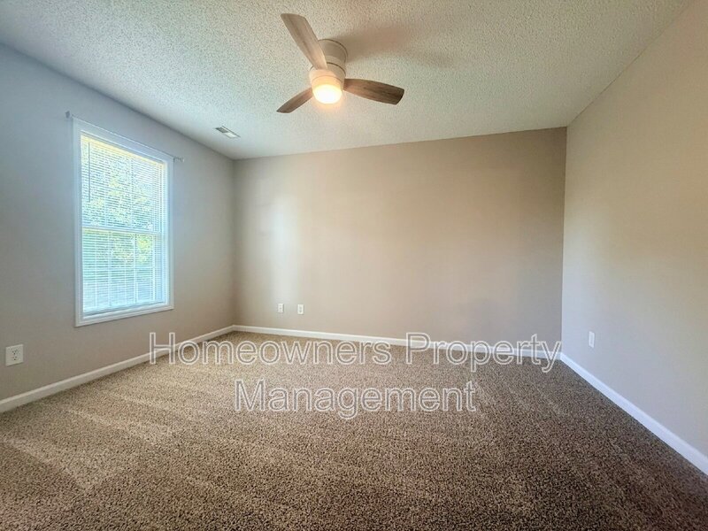 Welcome to 81 Essex Ct W, Sanford - Beautiful 3-Bedroom Home with a Huge Fenced Yard! property image