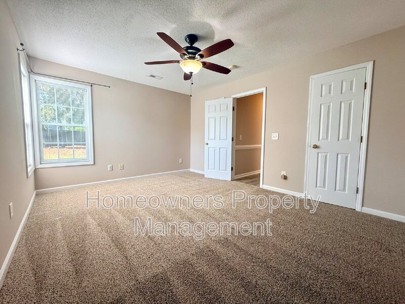Welcome to 81 Essex Ct W, Sanford - Beautiful 3-Bedroom Home with a Huge Fenced Yard! property image