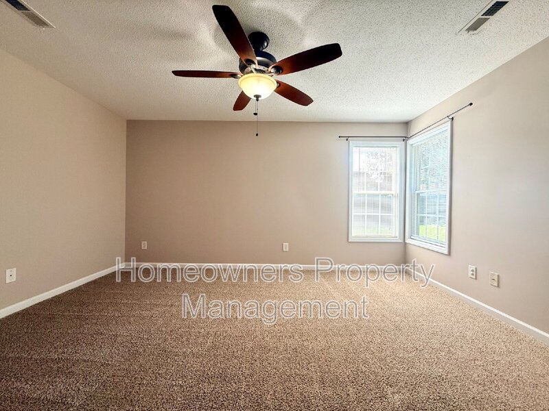 Welcome to 81 Essex Ct W, Sanford - Beautiful 3-Bedroom Home with a Huge Fenced Yard! property image