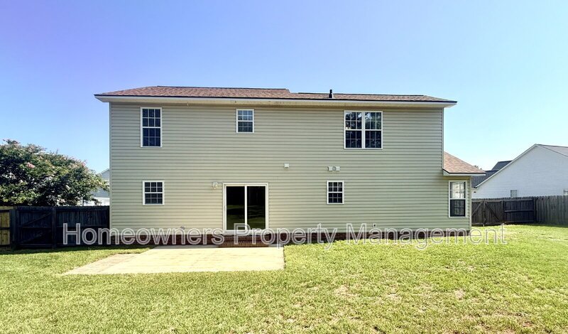 Welcome to 81 Essex Ct W, Sanford - Beautiful 3-Bedroom Home with a Huge Fenced Yard! property image