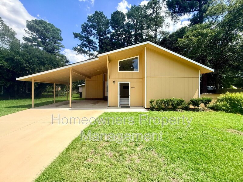 Charming 3-Bed, 2-Bath Haven at 1009 Louisburg Place, Fayetteville! property image